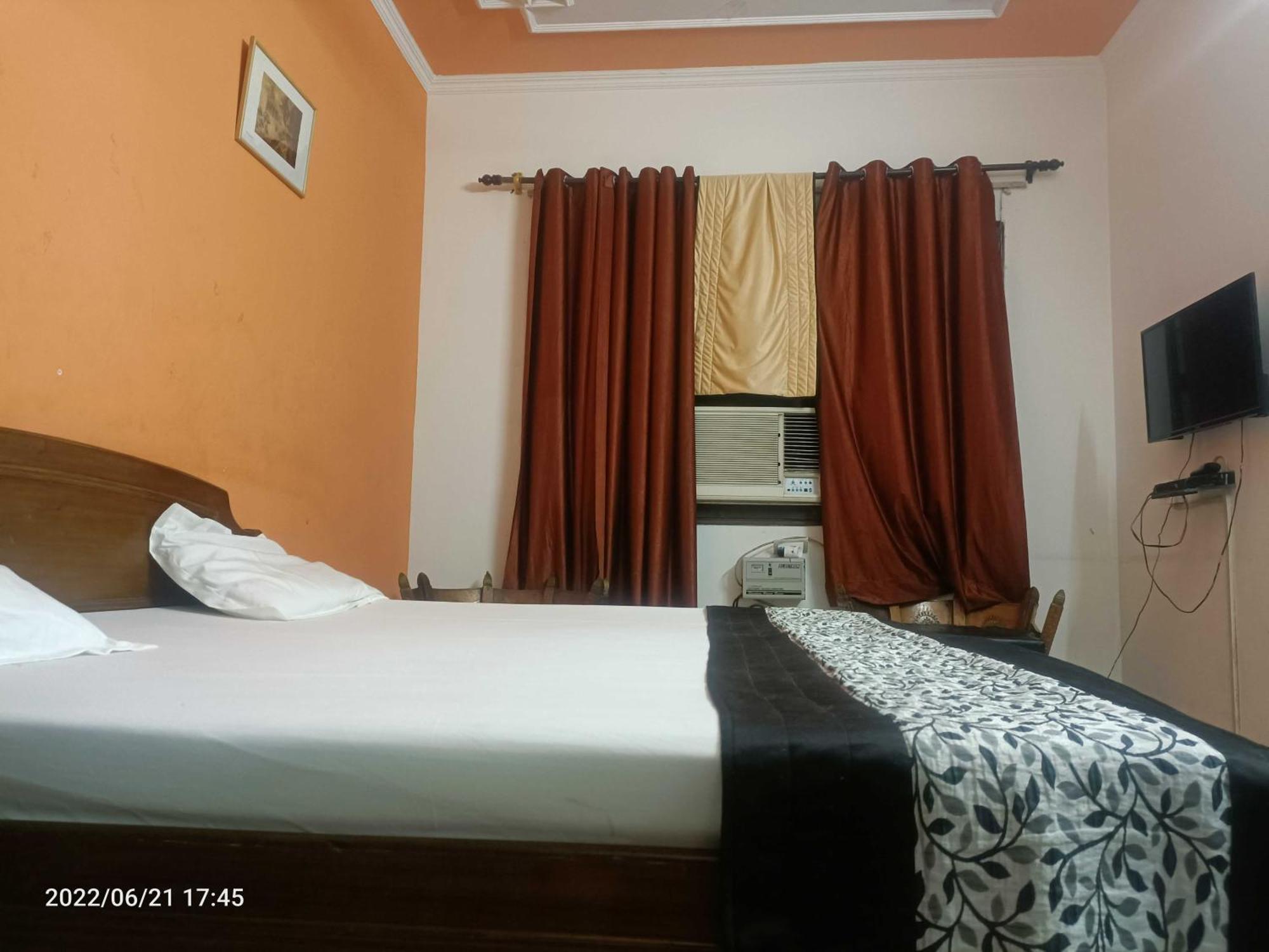Oyo Metro View Residency Near Snow World Hotel Noida Kültér fotó